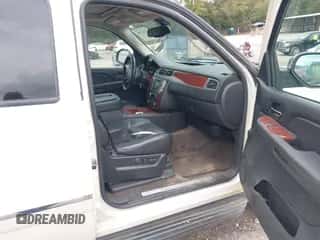 2009 Chevrolet Suburban LTZ z VIN 1GNFC36J39R242199, wystawiony jako IAAI lot #43322206 z przebiegiem 306 353 mil mil oraz . Historia ofert i sprzedaży dostępna na DreamBid. Obrazek 5.