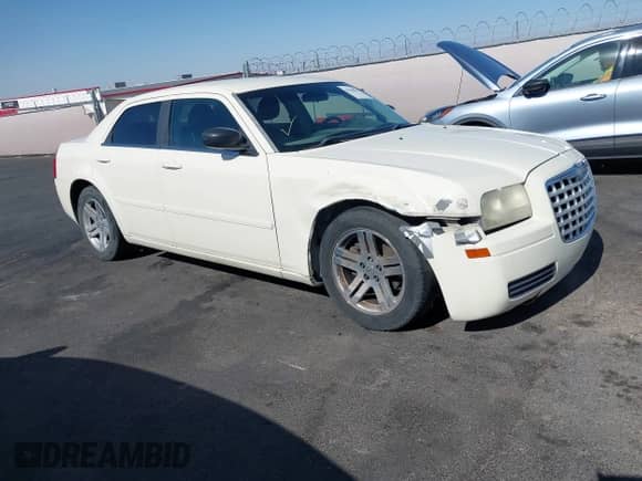 2005 Chrysler 300 300 z VIN 2C3JA43R05H593661, wystawiony jako IAAI lot #42518947 z przebiegiem 246 260 mil mil oraz . Historia ofert i sprzedaży dostępna na DreamBid. Obrazek 1.