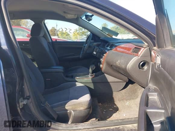 2008 Chevrolet Impala LS z VIN 2G1WB55K889118027, wystawiony jako IAAI lot #43555568 z przebiegiem 221 468 mil mil oraz . Historia ofert i sprzedaży dostępna na DreamBid. Obrazek 5.