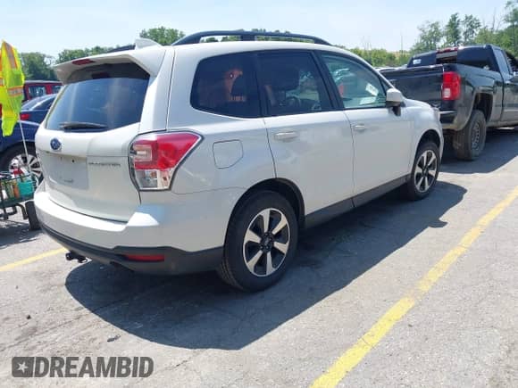2018 Subaru Forester Premium z VIN JF2SJAGC9JH465554, wystawiony jako IAAI lot #42656773 z przebiegiem Nie podano mil oraz . Historia ofert i sprzedaży dostępna na DreamBid. Obrazek 4.
