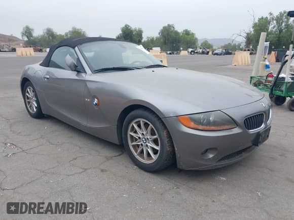 2004 BMW Z4 2.5i с VIN 4USBT33594LS50182, выставлен на аукционе IAAI как лот 42560956 с пробегом 118 896 миль миль и . История ставок и продаж доступна на DreamBid. Изображение 1.