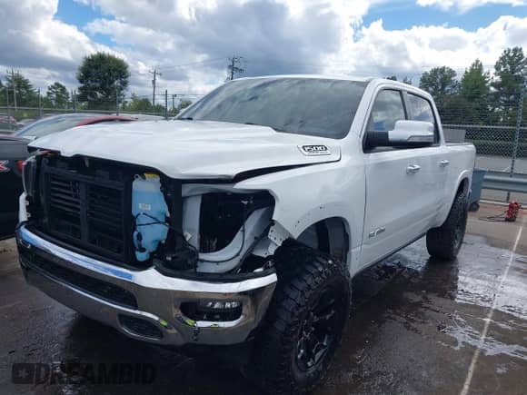2022 Ram 1500 Laramie z VIN 1C6SRFJT1NN380915, wystawiony jako IAAI lot #43357111 z przebiegiem 34 828 mil mil oraz . Historia ofert i sprzedaży dostępna na DreamBid. Obrazek 2.