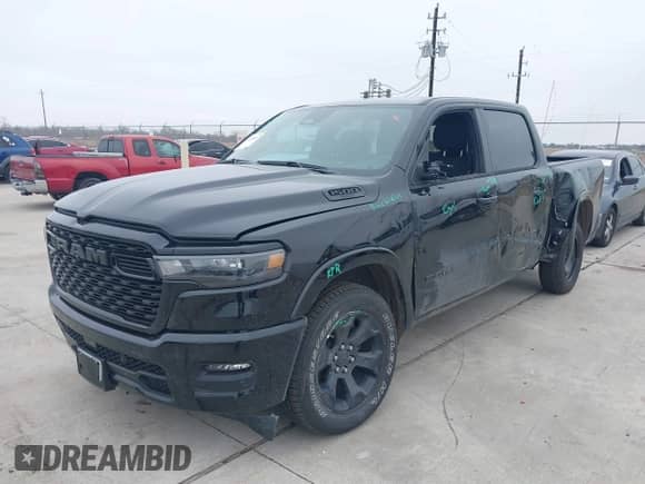 2025 Ram 1500 Big Horn z VIN 1C6RREFP3SN634401, wystawiony jako IAAI lot #41434346 z przebiegiem 4 226 mil mil oraz . Historia ofert i sprzedaży dostępna na DreamBid. Obrazek 17.