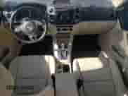 2013 Volkswagen Tiguan SE с VIN WVGAV7AX7DW555195, выставлен на аукционе Copart как лот 61065725 с пробегом 126 911 миль миль и Списание • Salvage title. История ставок и продаж доступна на DreamBid. Изображение 8.