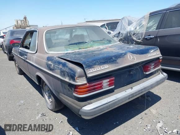 1982 Mercedes-Benz 300 z VIN WDBAB53A7CB000357, wystawiony jako IAAI lot #26824818 z przebiegiem 246 244 mil mil oraz . Historia ofert i sprzedaży dostępna na DreamBid. Obrazek 3.