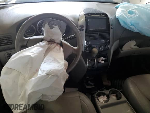 2010 Toyota Sienna CE z VIN 5TDKK4CC0AS341428, wystawiony jako Copart lot #84025485 z przebiegiem Nie podano mil oraz Szkoda całkowita • Salvage title. Historia ofert i sprzedaży dostępna na DreamBid. Obrazek 8.