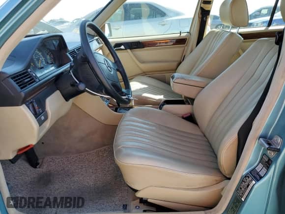 1993 Mercedes-Benz 300 с VIN WDBEA28E0PB854644, выставлен на аукционе Copart как лот 82135315 с пробегом 161 979 миль миль и Списание • Salvage title. История ставок и продаж доступна на DreamBid. Изображение 7.