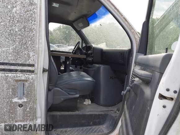 1995 Ford Econoline Cargo z VIN 1FTFE24Y2SHA85628, wystawiony jako IAAI lot #42931765 z przebiegiem 196 065 mil mil oraz . Historia ofert i sprzedaży dostępna na DreamBid. Obrazek 5.