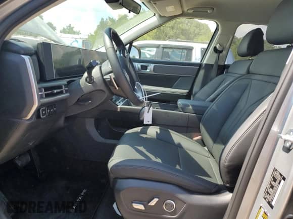 2025 Hyundai Santa Fe SEL z VIN 5NMP2DG10SH048681, wystawiony jako Copart lot #67217575 z przebiegiem 9 880 mil mil oraz Czysty tytuł • Clean title. Historia ofert i sprzedaży dostępna na DreamBid. Obrazek 7.