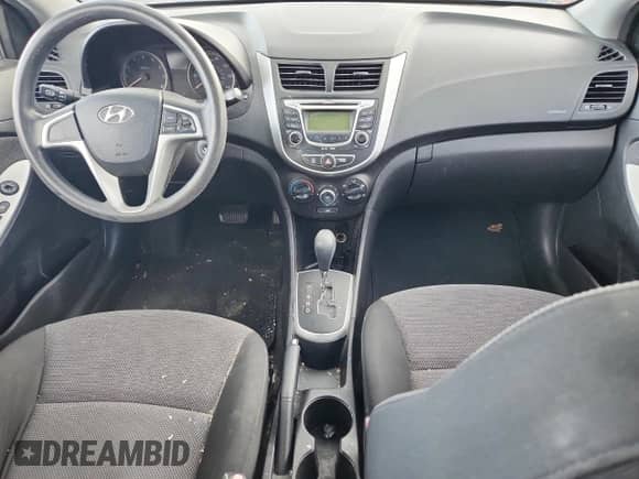 2013 Hyundai Accent GS z VIN KMHCT5AE2DU076292, wystawiony jako Copart lot #82301495 z przebiegiem 103 746 mil mil oraz Szkoda całkowita • Salvage title. Historia ofert i sprzedaży dostępna na DreamBid. Obrazek 8.