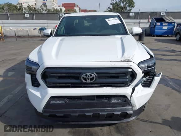 2024 Toyota Tacoma SR5 z VIN 3TMKB5FN5RM022914, wystawiony jako IAAI lot #41398168 z przebiegiem 2 535 mil mil oraz . Historia ofert i sprzedaży dostępna na DreamBid. Obrazek 11.