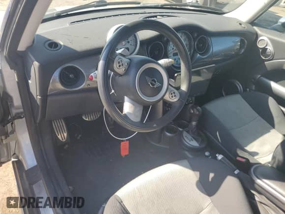 2006 MINI Hardtop S с VIN WMWRE33586TJ37385, выставлен на аукционе Copart как лот 86484315 с пробегом 78 669 миль миль и Списание • Salvage title. История ставок и продаж доступна на DreamBid. Изображение 8.