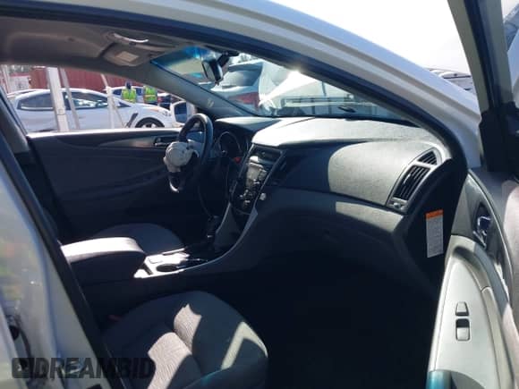 2013 Hyundai Sonata z VIN KMHEC4A4XDA089657, wystawiony jako IAAI lot #43145043 z przebiegiem 131 604 mil mil oraz . Historia ofert i sprzedaży dostępna na DreamBid. Obrazek 5.