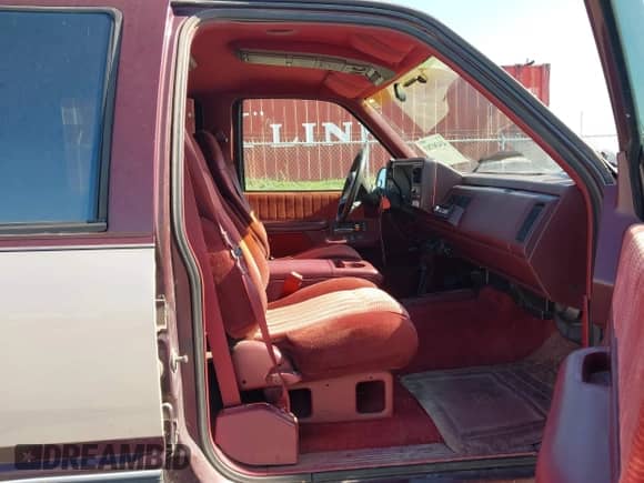 1993 Chevrolet Suburban z VIN 1GNFK16K8PJ405814, wystawiony jako IAAI lot #43430783 z przebiegiem 267 694 mil mil oraz . Historia ofert i sprzedaży dostępna na DreamBid. Obrazek 5.