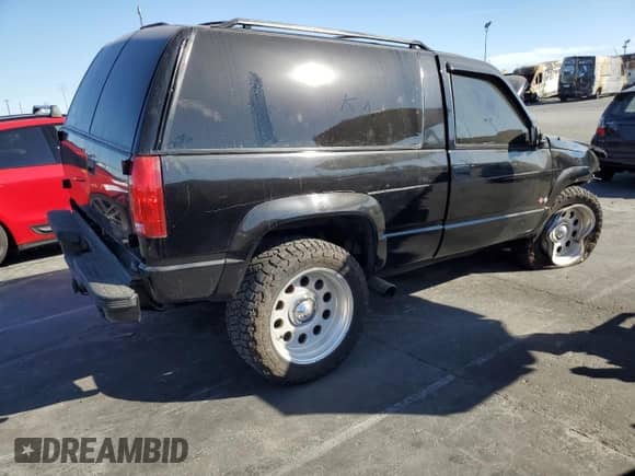 1996 Chevrolet Tahoe z VIN 3GNEK18RXTG150164, wystawiony jako Copart lot #77810474 z przebiegiem 300 287 mil mil oraz Szkoda całkowita • Salvage title. Historia ofert i sprzedaży dostępna na DreamBid. Obrazek 3.