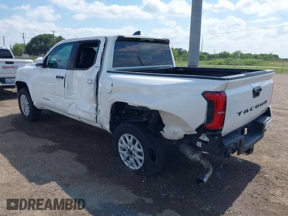 2024 Toyota Tacoma SR5 z VIN 3TYKB5FN8RT006646, wystawiony jako IAAI lot #42552787 z przebiegiem 23 870 mil mil oraz . Historia ofert i sprzedaży dostępna na DreamBid. Obrazek 3.