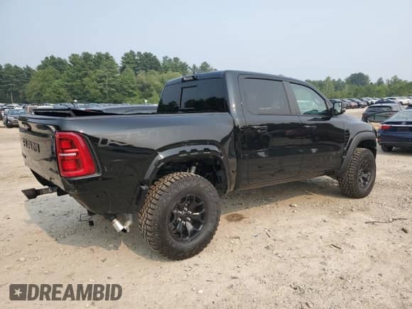 2025 Ram 1500 RHO z VIN 1C6SRFUP2SN716789, wystawiony jako Copart lot #67345525 z przebiegiem 3 039 mil mil oraz Szkoda całkowita • Salvage title. Historia ofert i sprzedaży dostępna na DreamBid. Obrazek 3.