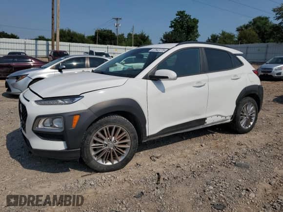 2021 Hyundai Kona SEL z VIN KM8K22AA6MU751460, wystawiony jako Copart lot #67843775 z przebiegiem 63 302 mil mil oraz Czysty tytuł • Clean title. Historia ofert i sprzedaży dostępna na DreamBid. Obrazek 1.