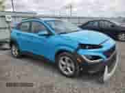 2022 Hyundai Kona SE z VIN KM8K2CAB6NU768114, wystawiony jako Copart lot #71065985 z przebiegiem 34 379 mil mil oraz Szkoda całkowita • Salvage title. Historia ofert i sprzedaży dostępna na DreamBid. Obrazek 4.