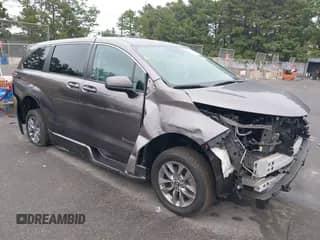 2022 Toyota Sienna LE z VIN 5TDKRKEC0NS105381, wystawiony jako IAAI lot #43246143 z przebiegiem 40 146 mil mil oraz . Historia ofert i sprzedaży dostępna na DreamBid. Obrazek 1.