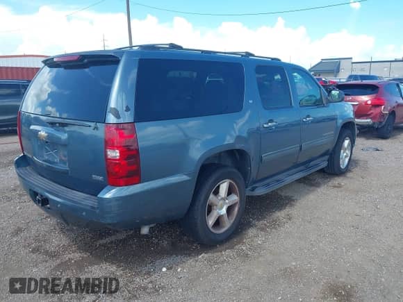 2010 Chevrolet Suburban LT z VIN 1GNUCJE01AR142336, wystawiony jako IAAI lot #42569262 z przebiegiem 298 479 mil mil oraz . Historia ofert i sprzedaży dostępna na DreamBid. Obrazek 4.