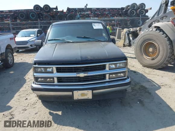 1998 Chevrolet Silverado 1500 z VIN 2GCEC19R7W1103854, wystawiony jako IAAI lot #43234033 z przebiegiem 276 944 mil mil oraz . Historia ofert i sprzedaży dostępna na DreamBid. Obrazek 12.