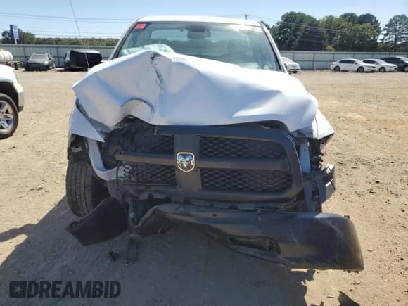 2019 Ram 1500 Express z VIN 3C6JR6AG6KG504695, wystawiony jako Copart lot #73941884 z przebiegiem Nie podano mil oraz Szkoda całkowita • Salvage title. Historia ofert i sprzedaży dostępna na DreamBid. Obrazek 5.