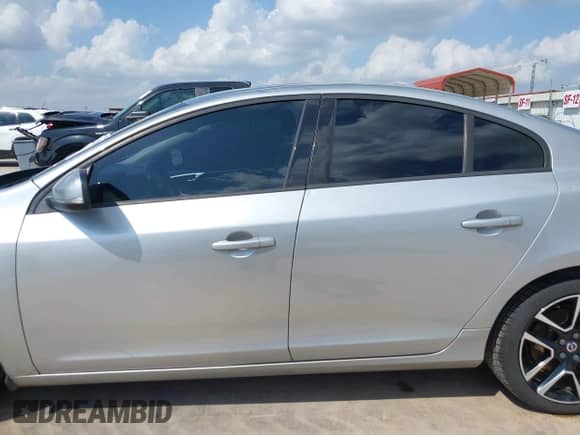 2018 Volvo S60 Dynamic с VIN YV126MFL2J2450619, выставлен на аукционе IAAI как лот 42494620 с пробегом 62 167 миль миль и . История ставок и продаж доступна на DreamBid. Изображение 14.