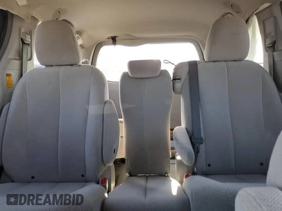 2014 Toyota Sienna LE AAS z VIN 5TDKK3DC6ES447266, wystawiony jako Copart lot #71686765 z przebiegiem 137 651 mil mil oraz Szkoda całkowita • Salvage title. Historia ofert i sprzedaży dostępna na DreamBid. Obrazek 10.