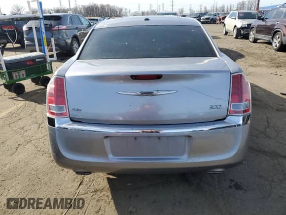 2014 Chrysler 300 z VIN 2C3CCARG9EH328793, wystawiony jako Copart lot #80235504 z przebiegiem 109 559 mil mil oraz Czysty tytuł • Clean title. Historia ofert i sprzedaży dostępna na DreamBid. Obrazek 6.