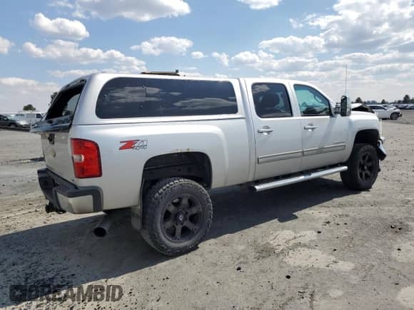 2011 Chevrolet Silverado 2500HD LTZ z VIN 1GC1KYC86BF248672, wystawiony jako Copart lot #64793735 z przebiegiem 185 734 mil mil oraz Szkoda całkowita • Salvage title. Historia ofert i sprzedaży dostępna na DreamBid. Obrazek 3.