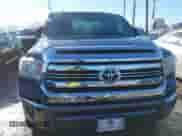 2017 Toyota Tundra Platinum с VIN 5TFAY5F16HX658385, выставлен на аукционе IAAI как лот 41384587 с пробегом 43 189 миль миль и . История ставок и продаж доступна на DreamBid. Изображение 12.