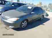 2002 Toyota Camry LE z VIN 4T1BF30K62U502612, wystawiony jako IAAI lot #43578014 z przebiegiem 276 054 mil mil oraz . Historia ofert i sprzedaży dostępna na DreamBid. Obrazek 2.