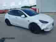 2022 Tesla Model Y Long Range z VIN 7SAYGDEE1NF385915, wystawiony jako IAAI lot #42458295 z przebiegiem 68 345 mil mil oraz . Historia ofert i sprzedaży dostępna na DreamBid. Obrazek 1.