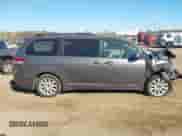 2014 Toyota Sienna LE z VIN 5TDJK3DC9ES092945, wystawiony jako IAAI lot #43472669 z przebiegiem 229 682 mil mil oraz . Historia ofert i sprzedaży dostępna na DreamBid. Obrazek 13.