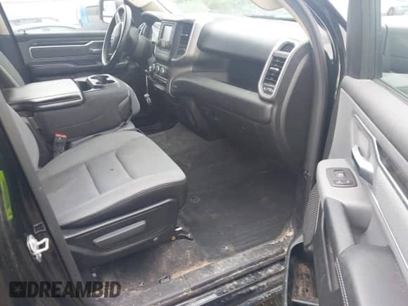 2020 Ram 1500 Big Horn z VIN 1C6RREBT4LN209998, wystawiony jako IAAI lot #42383891 z przebiegiem 67 555 mil mil oraz . Historia ofert i sprzedaży dostępna na DreamBid. Obrazek 5.