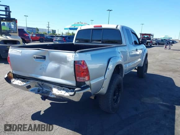 2005 Toyota Tacoma PreRunner z VIN 5TETU62N95Z060623, wystawiony jako IAAI lot #43472483 z przebiegiem 219 265 mil mil oraz . Historia ofert i sprzedaży dostępna na DreamBid. Obrazek 4.