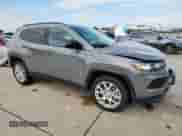 2024 Jeep Compass Latitude Lux с VIN 3C4NJDFN1RT601589, выставлен на аукционе Copart как лот 67108815 с пробегом 42 403 миль миль и Списание • Salvage title. История ставок и продаж доступна на DreamBid. Изображение 4.