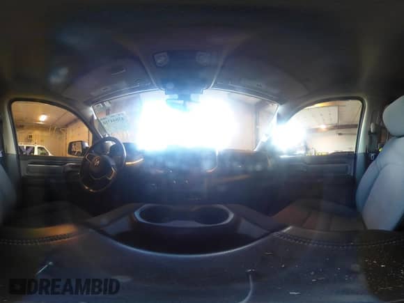 2019 Ram 1500 Big Horn z VIN 1C6RRFFGXKN751754, wystawiony jako IAAI lot #43044316 z przebiegiem 95 206 mil mil oraz . Historia ofert i sprzedaży dostępna na DreamBid. Obrazek 18.