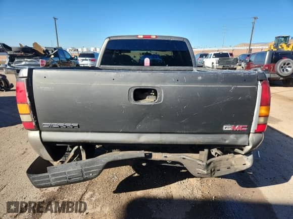 2001 GMC Sierra 1500 SLE z VIN 2GTEC19T211287783, wystawiony jako Copart lot #84647695 z przebiegiem 375 190 mil mil oraz Szkoda całkowita • Salvage title. Historia ofert i sprzedaży dostępna na DreamBid. Obrazek 6.