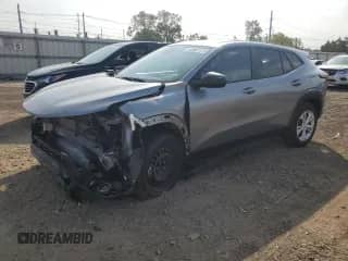 2025 Chevrolet Trax LS с VIN KL77LFEP7SC005645, выставлен на аукционе Copart как лот 82067175 с пробегом 2 632 миль миль и На запчасти • Non repairable. История ставок и продаж доступна на DreamBid. Изображение 1.