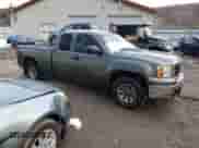 2011 GMC Sierra 1500 SL z VIN 1GTR2UEA1BZ411173, wystawiony jako Copart lot #79936854 z przebiegiem 122 982 mil mil oraz Czysty tytuł • Clean title. Historia ofert i sprzedaży dostępna na DreamBid. Obrazek 4.