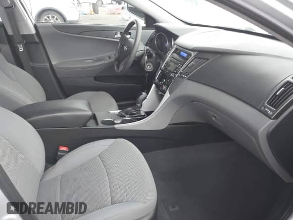 2013 Hyundai Sonata GLS z VIN 5NPEB4AC0DH761152, wystawiony jako IAAI lot #43194355 z przebiegiem 107 871 mil mil oraz . Historia ofert i sprzedaży dostępna na DreamBid. Obrazek 5.
