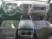 2022 Ram 1500 Big Horn z VIN 1C6RRFFG9NN298540, wystawiony jako Copart lot #65178115 z przebiegiem 63 008 mil mil oraz Czysty tytuł • Clean title. Historia ofert i sprzedaży dostępna na DreamBid. Obrazek 8.