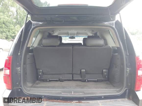 2008 Chevrolet Tahoe LTZ z VIN 1GNFK130X8R113023, wystawiony jako IAAI lot #42459482 z przebiegiem 206 965 mil mil oraz . Historia ofert i sprzedaży dostępna na DreamBid. Obrazek 17.