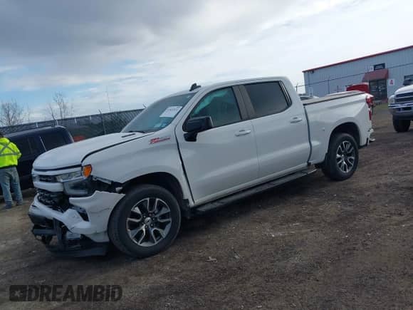 2022 Chevrolet Silverado 1500 RST z VIN 3GCUDEET5NG690627, wystawiony jako IAAI lot #41832932 z przebiegiem 39 435 mil mil oraz . Historia ofert i sprzedaży dostępna na DreamBid. Obrazek 2.