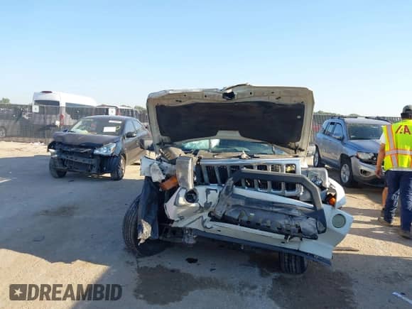 2010 Jeep Commander Sport with VIN 1J4RG4GK3AC127823, listed as a IAAI auction lot 43193107 with 149,771 mi miles and . Bid and sale history available at DreamBid. Image 12.