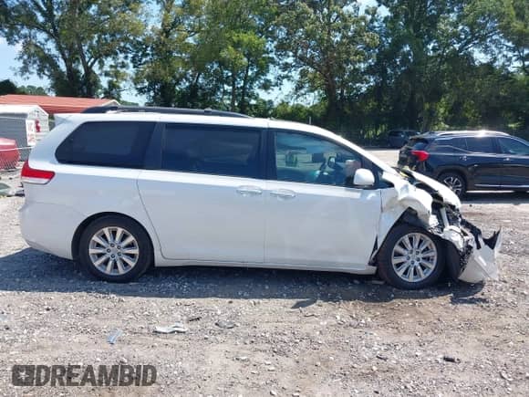 2011 Toyota Sienna XLE AAS with VIN 5TDYK3DCXBS152435, listed as a IAAI auction lot 42996237 with 205,858 mi miles and . Bid and sale history available at DreamBid. Image 14.