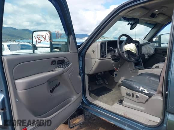 2006 Chevrolet Silverado 2500HD LT3 z VIN 1GCHK23D66F219963, wystawiony jako IAAI lot #42130281 z przebiegiem 331 178 mil mil oraz . Historia ofert i sprzedaży dostępna na DreamBid. Obrazek 5.