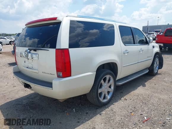 2009 Cadillac Escalade ESV with VIN 1GYFK26289R299748, listed as a IAAI auction lot 43124117 with 166,692 mi miles and . Bid and sale history available at DreamBid. Image 4.